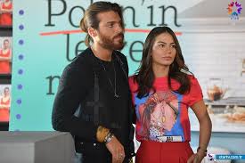 Pin De Lolaa 98 En Can Yaman Ropa Celebridades La Pareja Perfecta