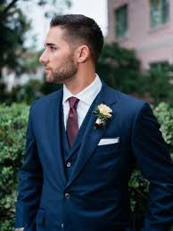 Sin embargo, cuando hablamos de una boda tradicional es necesario hacerlo ya que se debe acompañar al novio en el uso de corbata, y estar con la camisa sola se puede ver demasiado informal, incluso para una boda moderna. Trajes De Novio Azul Marino 100 Fotos Guia Y Consejos