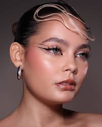 Clase de piel madura para mis chicas en @miaoleasacademy #makeup #mua  #makeupartist #skin #foundation #lipgloss #redlips #maquillaje #ecuador  #ecuadormakeup