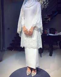 Baju kurung has suddenly risen up the ranks in terms of popularity. Kemilau Kurung Klasik Siapa Bilang Ratu Sehari Tampil Klasik Tidak Menawan Meminjam Siluet Tradisional Gaun Pengantin Renda Gaun Indah Gaun Pengantin Impian