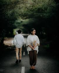 Being outdoors such as beaches, pine forest, park or savanna area locations that depict the beauty of the universe that should translate into a portrait. 10 Inspirasi Pre Wedding Outdoor Tanpa Bersentuhan Sopan Dan Pastinya Super Instagramable
