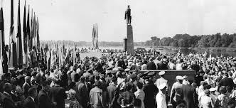 Jan 26, 2015 · ravensbrück blew past that cap in just eight months, and some estimate that the camp once held as many as 50,000 prisoners at one time. Start Mahn Und Gedenkstatte Ravensbruck