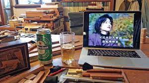 木工詩人的下午唱一首淡水暮色和黃昏的故鄉倒一杯海尼根給二十年前從西班牙帶回來的水晶杯 酒與淚港都夜雨藍色的憂鬱上個世紀久未重拾的琴音吉他呵樂譜呵那從故鄉到異鄉尋夢的心懷是否依舊年少浪漫 flat screen coffee maker kitchen appliances