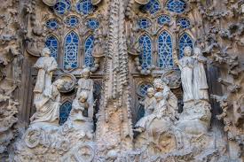 El templo expiatorio de la sagrada familia (en catalán, temple expiatori de la sagrada família), conocido simplemente como la sagrada familia, es una basílica católica de barcelona (), diseñada por el arquitecto antoni gaudí.iniciada en 1882, todavía está en construcción.es la obra maestra de gaudí, y el máximo exponente de la arquitectura modernista catalana. La Sagrada Familia 3 The Sweetest Way