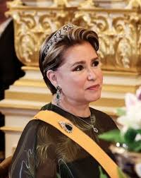 Os reis da Jordânia e os quatro filhos: os principes Hussein, Iman, Salma e  Hashem Foto: DR #realeza #instaroyals #gotha #jordania #jordan #hachemita  #hachemite #rania #abdullah #hussein #iman #salma #hashem #diariodarealeza