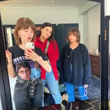 English musician from brighton, england. Maisie Peters With Dominique And Maisie Williams Molten Maisie Williams