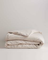 One side of the duvet is 100% linen and the other is 100% cotton for a soft and breathable cover to keep you the perfect sleeping temp. Linen Duvet Cover Quince