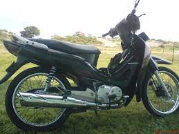 Mulai dari warna putih elegan, hitam doff ala night rider, merah merona, biru simpel, dan banyak lagi lainya. Review Honda Karisma 125 2005 By Adhy Motor Getar Yang Cetar Membahana Roda2blog Com