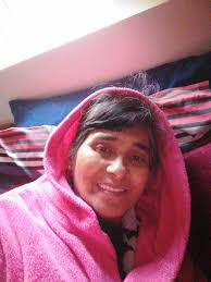 That's amazing! Honeybee makino making some wax flakes.lt takes 12 hrs for  one bee to make 8 flakes, It takes approximately 500,000 scales to make 1lb  of wax