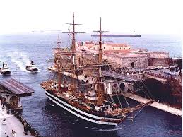 La vedi da lontano e la silhouette dell'amerigo vespucci incanta e affascina. Dodicimila Persone In Due Giorni Per Nave Vespucci A Taranto Nuovo Sud