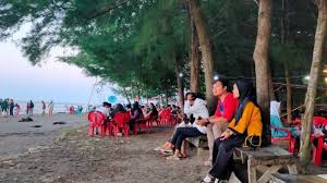 Keindahan alam terumbu karang dan hamparan pasir yang begitu luas membuat banyak wisatawan senang dan betah mengitari area karang jahe tersebut. Jika Ke Batang Mampirlah Ke Pantai Ryana Karang Maheso Pasti Senang Tribun Jateng