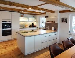 Modern Weiss Fene Kuche Modern Weiss Mit Kucheninsel Und Esstisch Holz Moderne Kuche