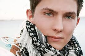 Remaja Lelaki Daniel Dengan Mata Biru Kacak Di Luar Rumah Pada Musim Sejuk  Dengan Gaya Rambut Pendek Dan Gambar Untuk Muat Turun Percuma