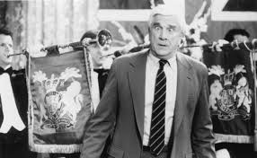 In seara de craciun, leslie nielsen face senzatie in rolul cunoscutului detectiv drebin, care revine pentru a salva din nou lumea in filmul de comedie un politist cu explozie intarziata 2 ½. Un PoliÈ›ist Cu Explozie IntarziatÄƒ
