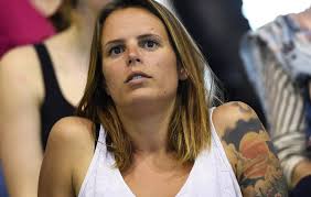 That's not laure manaudou at all. Quand Laure Manaudou Et Booba Se Repondent Durement
