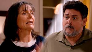 A Esther le contaron que Domingo es gay y se armó un dramón en la familia