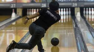 Setelah itu, tarik tangan bagian kanan ke belakang posisi badan juga harus sedikit merendah dengan cara tekukkan lutut. Bowling Sejarah Dan Teknik Dasar Penjaskes Co Id