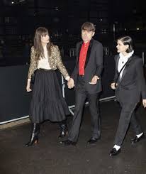 Les deux artistes ont ouvert l'�mission en reprenant. Clara Luciani Attends The Celine Show In Paris Famousfix Com Post