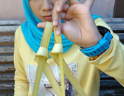 Dalam buku berjudul kreasi bentuk selongsong 16 ketupat (2013) karya acho suryadi badudu terbitan oleh pt gramedia langkah awal dalam menganyam ketupat lebaran adalah memegang sehelai daun dan buat lingkaran. Cara Menganyam Ketupat Dari Daun Kelapa Yell Saints