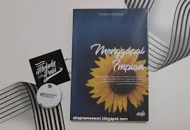 Panji mengajarkan bahwa seberat apapun kenyataan yang ada, hidup tetap harus dijalani. Review Buku Menggapai Impian Karya Panji Ramdana