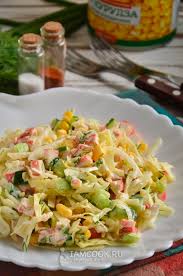 рецепт салата из крабовых палочек с кукурузой и огурцом Salat Iz Krabovyh Palochek S Kapustoj Kukuruzoj I Ogurcom Recept S Foto Recept V 2020 G Eda Nacionalnaya Eda Kulinariya