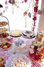 Mesa Candy Bar De Alicia En El Pais De Las Maravillas Una Mesa Inspirada En El Te Al Que Es Invitada Alicia Por El Sombrerero Loco En El Pais De Las Mara Presentacion De Mesa Mesa De Dulces Pais De Las Maravillas