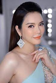 Đây là biệt thự của diễn viên điện ảnh lý nhã kỳ ở khu đảo kim cương quận 2 tphcm với thiết kế cổng nhôm đúc được đúc dặc ở phía dưới để tạo sự che chắn kín đáo và họa tiết ở phía trên để tạo sự thanh thoát cho thiết kế. Nhá»¯ng Ná»¯ Doanh Nhan NgÆ°á»i Ná»•i Tiáº¿ng ChÆ¡i Há»‡ Kim CÆ°Æ¡ng Ly Nha Ká»³ Di BÄƒng Va Cáº£ Streamer Má»›i Ná»•i Yeah1 News