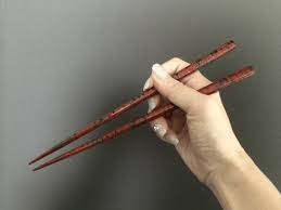 Learn how to use chopsticks correctly/properly step by step. How To Use Japanese Chopsticks The Right Way Kokoro Media