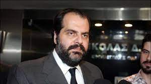 Ο πατέρας προσωποποιεί τον ήλιο, τη δύναμη, το παράδειγμα και την αυθεντία. O Nikos Pateras Poylaei Thn Epaylh Sth Boyliagmenh Ereportaz