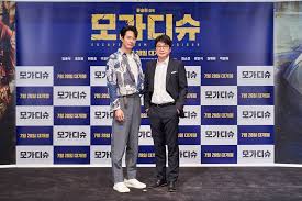 '모가디슈'는 1990년대 소말리아 내전으로 수도 모가디슈에 고립된 사람들의 생사를 건 탈출을 그린 작품이다. Guokpoeo0mw Im