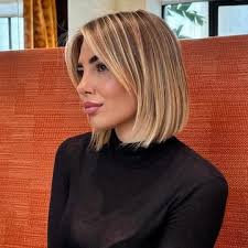 Tagli capelli lunghi con frangia e treccia per l'estate 2022