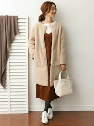 ニットとの相性も キャミワンピース のナチュラルなリラックスコーディネート キナリノ ワンピース 冬 ベージュコート ファッション
