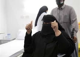 هذا التسرع في عمل اللقاح سيكون له آثاره وهي التي نناقشها في هذا الفيديو من خلال الاجابة على عدة آسئلة: Ø§Ù„Ø³Ø¹ÙˆØ¯ÙŠØ© ØªØ´ØªØ±Ø· Ø§Ù„Ø­ØµÙˆÙ„ Ø¹Ù„Ù‰ Ù„Ù‚Ø§Ø­ ÙƒÙˆØ±ÙˆÙ†Ø§ Ù„Ø¯Ø®ÙˆÙ„ Ø§Ù„Ù…Ù†Ø´Ø¢Øª Ø§Ù„Ø­ÙƒÙˆÙ…ÙŠØ© ÙˆØ§Ø³ØªØ®Ø¯Ø§Ù… ÙˆØ³Ø§Ø¦Ù„ Ø§Ù„Ù†Ù‚Ù„ Ø§Ù„Ø¹Ø§Ù… Ø§Ù„Ù…ØµØ±ÙŠ Ø§Ù„ÙŠÙˆÙ…