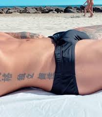 Fede Rossi esplode di pacco al mare - le nuove foto - BitchyX