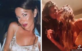 Born march 22, 1981) is an argentine model, actress and jelinek was born and raised in villa maría, córdoba province, argentina. Hay Amor El Momento Super Intimo De Karina Jelinek Y Su Novia Flor Parisse Revista Paparazzi