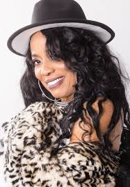 Lynn Davis's Instagram, Twitter & Facebook