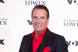 From day one, ralf dümmel brightened up the surroundings, thanks to his enthusiasm for business and for new products. Ralf Dummel Wir Horen Auf Mit Pinkygloves Gala De