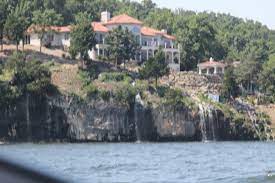 Gorgeous House On A Bluff At The Lake Of The Ozarks Great Vacation Spots Ozarks Gorgeous Houses