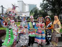 Berikut ini cara membuat baju dari kertas lipat. Cantiknya Gaun Sampah Kreasi Siswi Mtsn 2 Bandung Ini