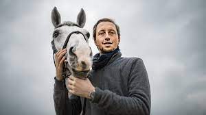 Als eberhofer alexandra kleindienst im büro der immonovum antrifft, lässt sie ihn wissen, dass sie in einer verlassenen kirche ein geständnis ablegen möchte. Ein Exot Wird Zum Champion Springreiter Martin Fuchs Zeigt Seinen Pferdehof In Wangi