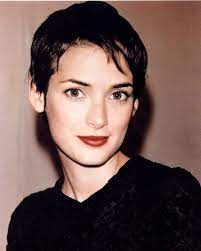 A golden globe winner, she is known for starring in the films beetlejuice and little women, among many others. Winona Ryder Kurze Haare Neu Frisuren Stil Ideen Modische Frisuren Winona Ryder Gesicht