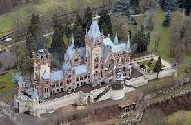 Der aus der nibelungensage bekannte drachenfels ist durch eine zahnradbahn erreichbar und bietet eine fantastische aussicht auf das siebengebirge. Schloss Drachenburg Wikipedia