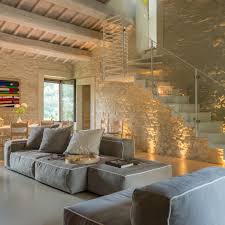 Design In Un Casale Ristrutturato Tra Gli Ulivi Ville Casali Nel 2020 Arredamento Soggiorno Rustico Arredamento Salotto Design Saloni Rustici