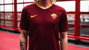 Frankreich trikot ghana trikot griechenland trikot ireland trikot island trikot italien trikot japan trikot kolumbien trikot kroatien trikot marokko trikot mexiko trikot national team trikot. Nike Prasentiert Das Neue Trikot Fur Den As Roma