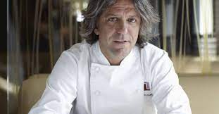 In fondo lo chef in inghilterra è un nome celebre da 15 anni, da quando la guida michelin premiò con una stella la sua locanda locatelli, rendendolo il primo italiano del regno unito. Plaxy Exton Moglie Giorgio Locatelli Il Loro Dramma