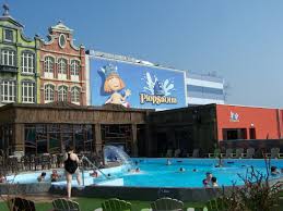 Tjure heeft ook een glijbaan en volgens hem is de zijne nog véél leuker. Plopsaqua Plopsaland De Panne Pretparken Be
