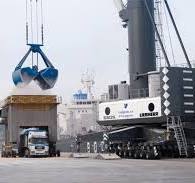 Schüttgutumschlag im Hafen - Liebherr