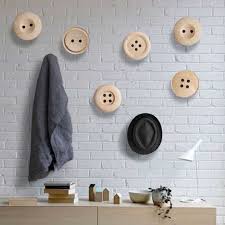 Ces Gros Boutons Couture Au Mur Sont Des Pateres En Bois Wall Storage Shelves Wall Hanger Wall Storage