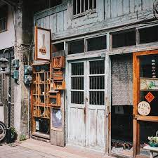 yilung cheng on instagram 嘉南心慌慌 13 神農街再一發喜歡這扇門 台灣 台湾 台南 海安路 五條港 travel vintage tainan taiwan ige tainan japanese modern