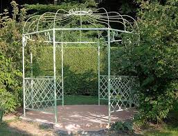 construire une tonnelle en fer forge gloriette de jardin amenagement jardin arche jardin